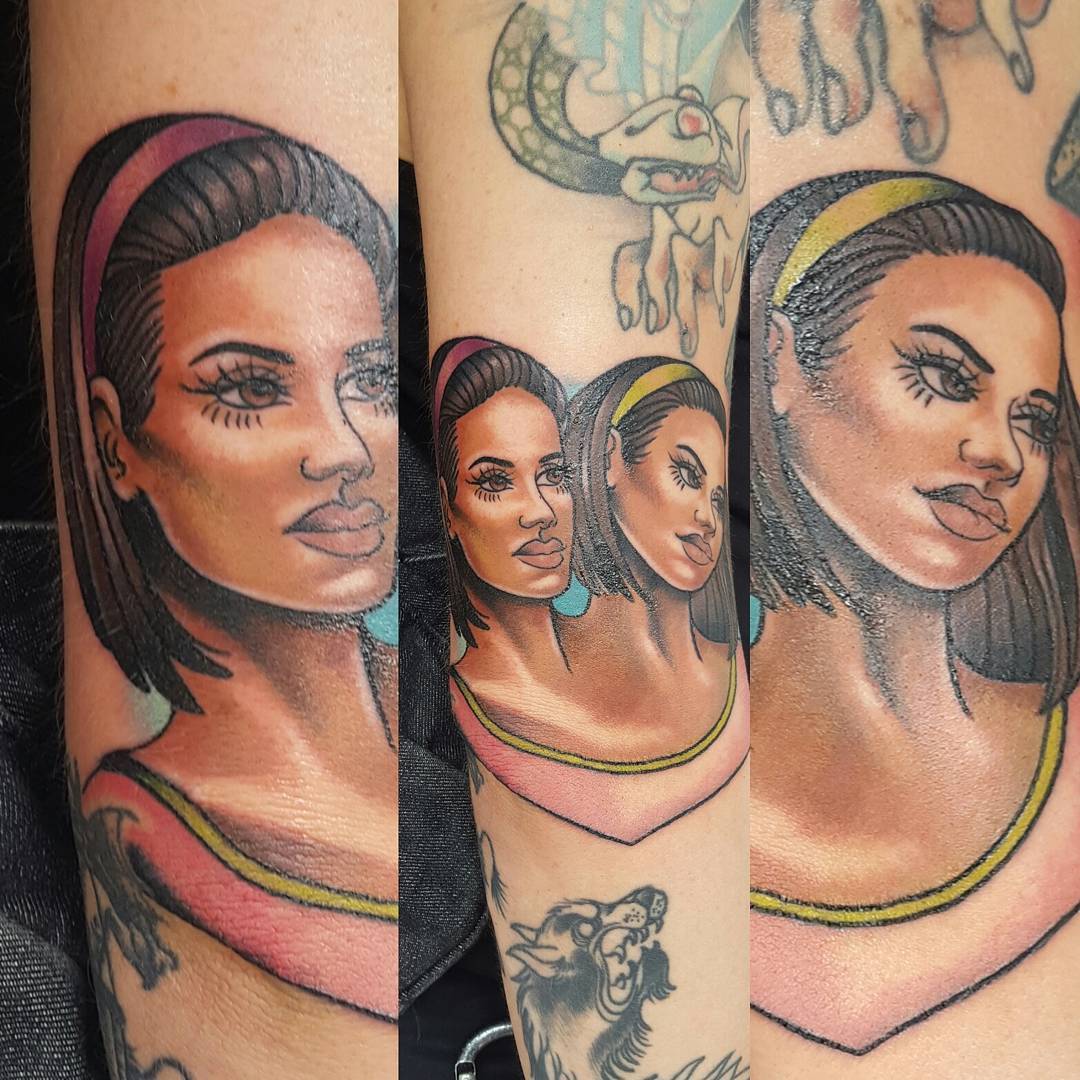 TATTOO NOT BY ME. Day after photo of my amazing, new tattoo from the super talented @abbiefitz_rt from  @resurrected_tattoo of #betteanddot from #americanhorrorstoryfreakshow!  Love love love it! Thanks a bunch.
@mssarahcatharinepaulson #sarahpaulson #ahs #americanhorrorstory #ahsfreakshow
