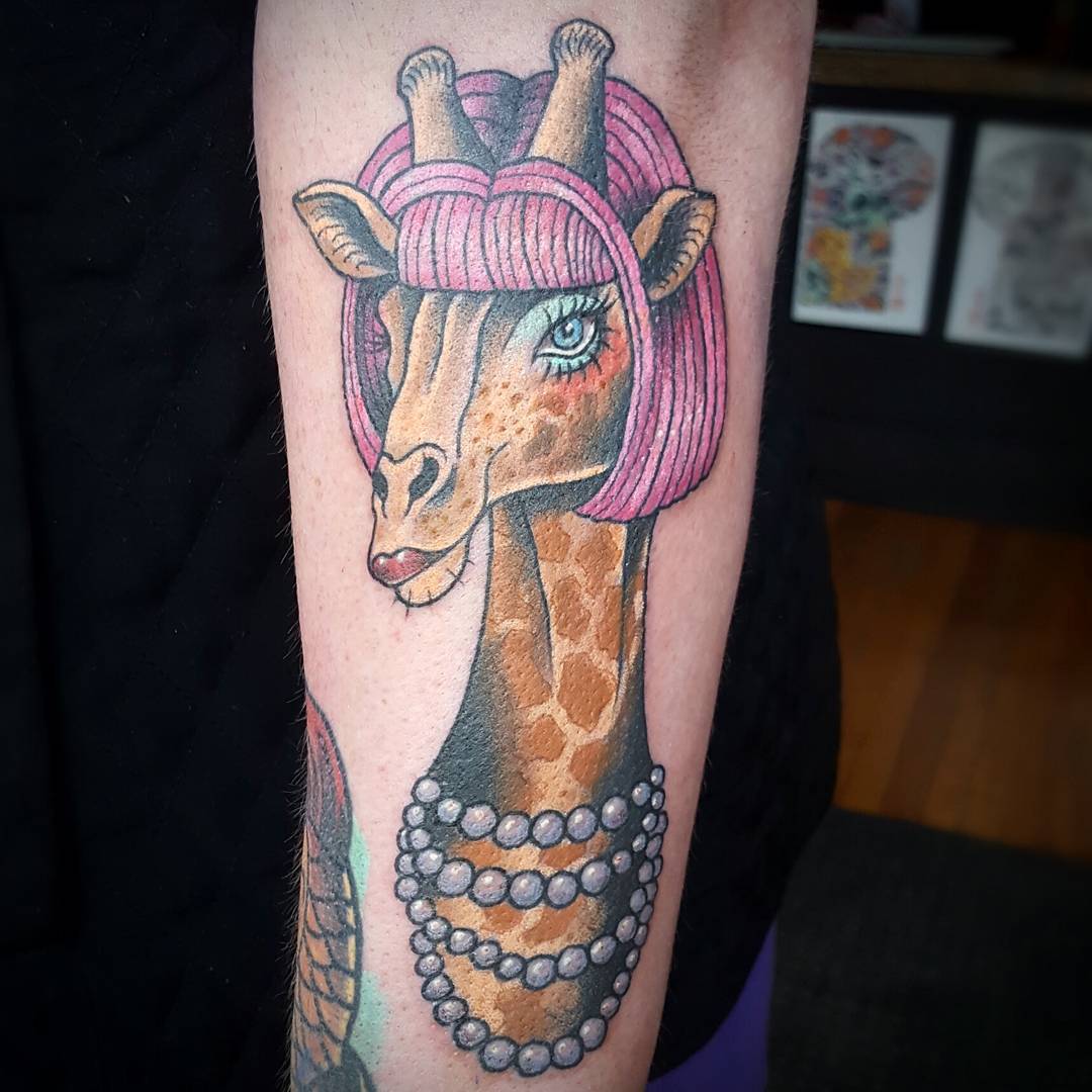 Added another #draganimals to Miranda's arm. Anna Wintour inspired giraffe! Thanks gurrr. #annawintour