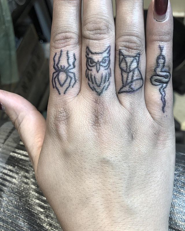 lil finger bammers for Anna! Thank you so much!🖤🖤🖤 .
.
.
.
#tattoo #blackworktattoo #inkstinct #blackwork #blxckink #btattooing #blkttt #blackworkers #waverlyink #tttism #rochesterny #rochestertattoo #ladytattooer #tattoodo #workhorseirons #steadfast #onlythedarkest #foxtailtattoos #inkwork #linework #whipshaded #tradworkers #boldtattoo #blackworkartists #fingertattoos